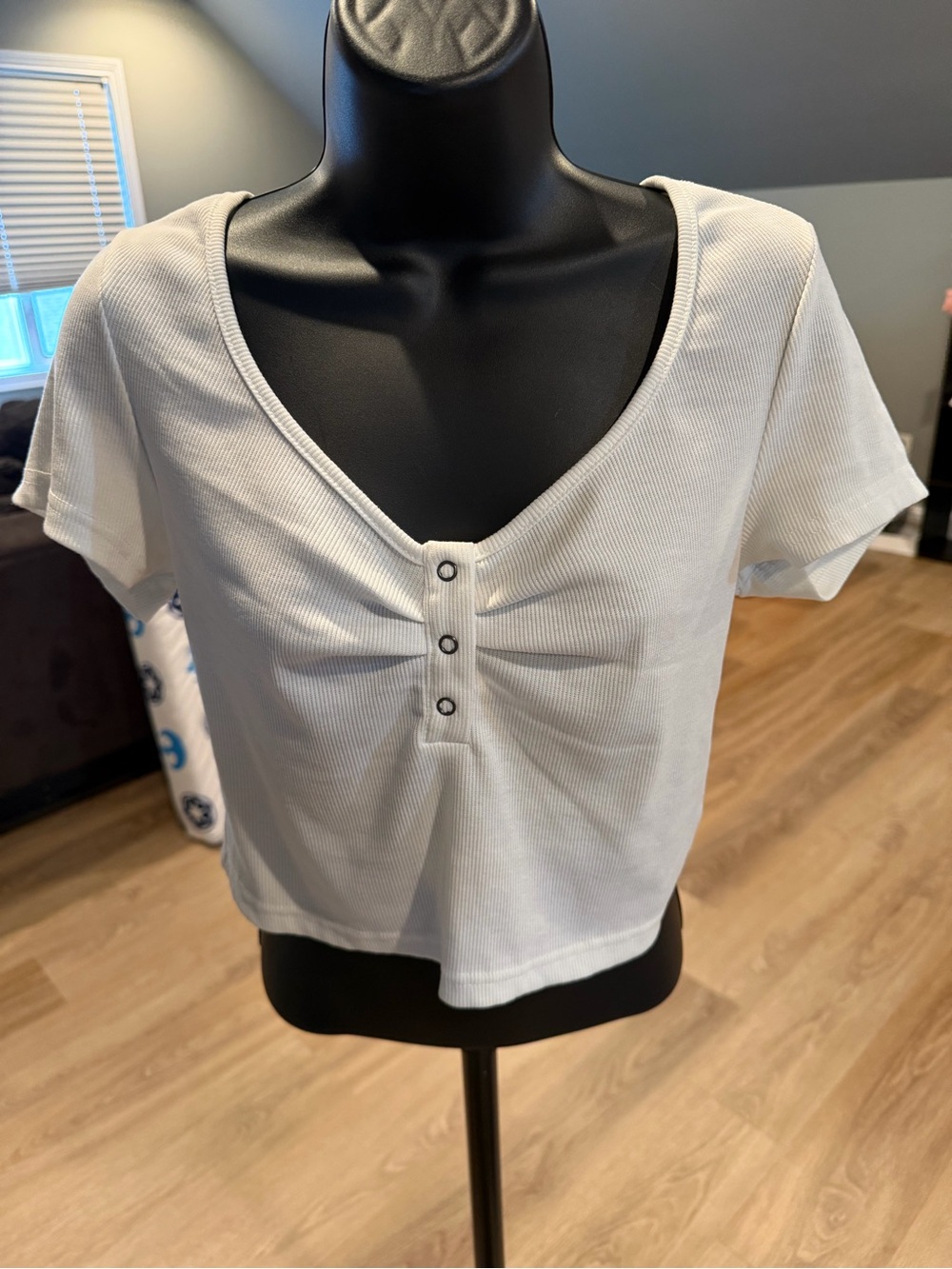 SHEIN White Ribbed V‑Neck Button Crop Top